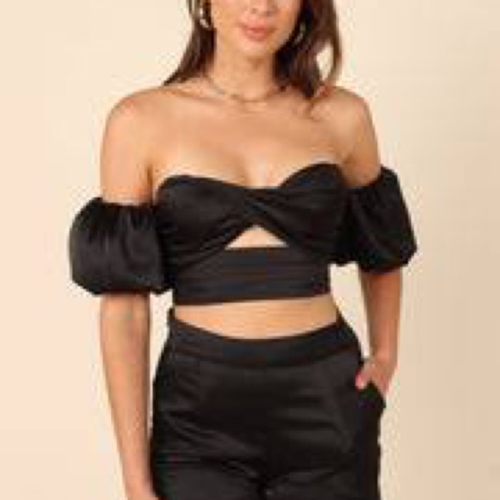 ✔️#25 Brand new Runway the label Serena top in Black
